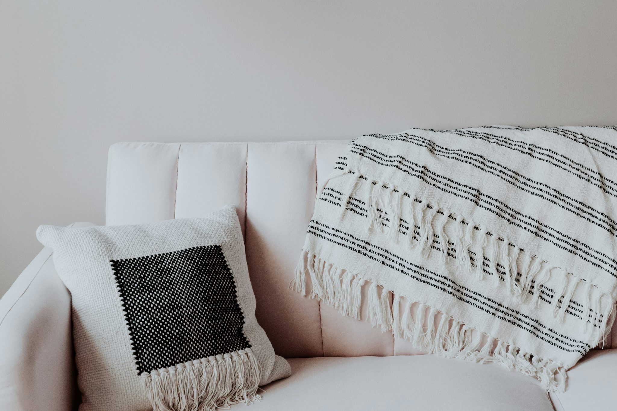 Small Sofa Ideas: Maximizing Comfort in Minimal Spaces – Small Space Love